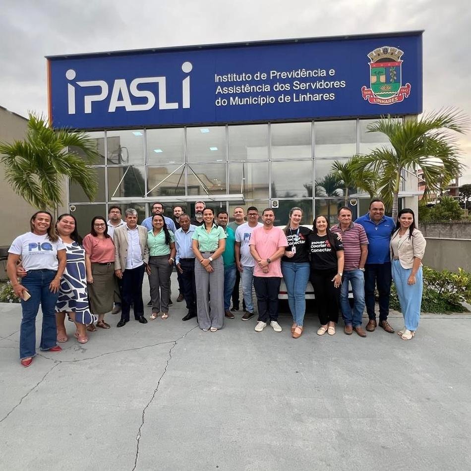 Equipe reunida em Linhares