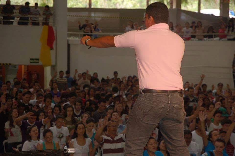 Palestra para plateia numerosa